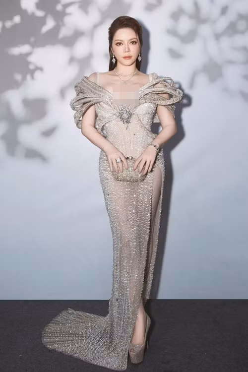 Tháng 7/2021, một tài khoản Facebook tên V.Đ tung tin đồn Lý Nhã Kỳ đưa 350 nghệ sĩ lên resort tại Đà Lạt rồi cùng đi "săn" biệt thự, mua đất đai, nhà cửa mùa dịch. Lập tức, nữ diễn viên khẳng định, tin đồn là thông tin thất thiệt.