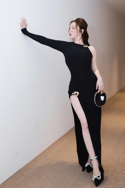 Không ít lần, Lý Nhã Kỳ vướng tin đồn thất thiệt. Tháng 3/2024, một hội nhóm trên Facebook đăng bài viết "một chị đại kim cương bị phong tỏa tài sản". Chia sẻ lại bài viết này, Lý Nhã Kỳ bức xúc phủ nhận tin đồn.