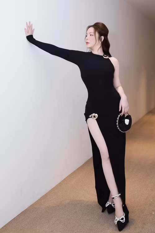 Không ít lần, Lý Nhã Kỳ vướng tin đồn thất thiệt. Tháng 3/2024, một hội nhóm trên Facebook đăng bài viết "một chị đại kim cương bị phong tỏa tài sản". Chia sẻ lại bài viết này, Lý Nhã Kỳ bức xúc phủ nhận tin đồn.