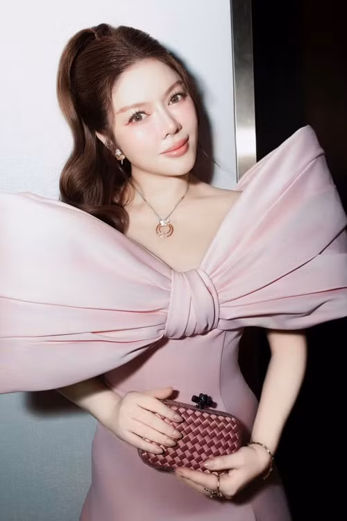 Cô nói: “Nếu muốn bôi nhọ ai mà chắc chắn về thông tin rồi thì cứ nói thẳng tên. Tự xưng nhóm bóc phốt mà nhát gan ghê, bôi nhọ người khác được mà không dám nói thẳng tên là sao nhỉ, cứ phải sử dụng tên viết tắt hay viết lóng như thế nhỉ”.