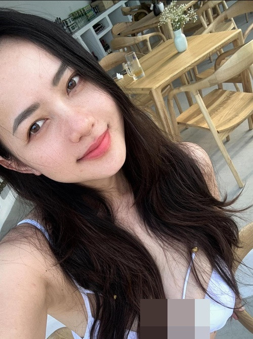 "Tôi đang đứng ngoài đường chờ bạn thì anh Vũ Khắc Tiệp bước tới hỏi tôi làm gì, cao bao nhiêu, có muốn làm người mẫu không. Tôi từ chối nhưng mấy anh bảo cao thế này mà không làm người mẫu thì uổng lắm, mấy anh đang có lớp đào tạo người mẫu miễn phí. Nếu tôi đi học lớp đó mà ổn thì cho diễn show, tính tiền luôn. Tôi nghe vậy nhận lời luôn", Đời Sống Pháp Luật dẫn lời Phan Như Thảo. Ảnh: FB Phan Như Thảo.