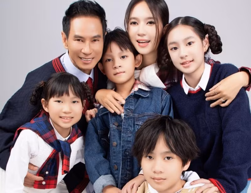  Lý Hải kết hôn với Minh Hà năm 2010. Trải qua 15 năm bên nhau, Lý Hải- Minh Hà có 4 người con chung, đủ nếp đủ tẻ: Rio, Cherry, Sunny và Mio .Ảnh: FB Lý Hải - Minh Hà.