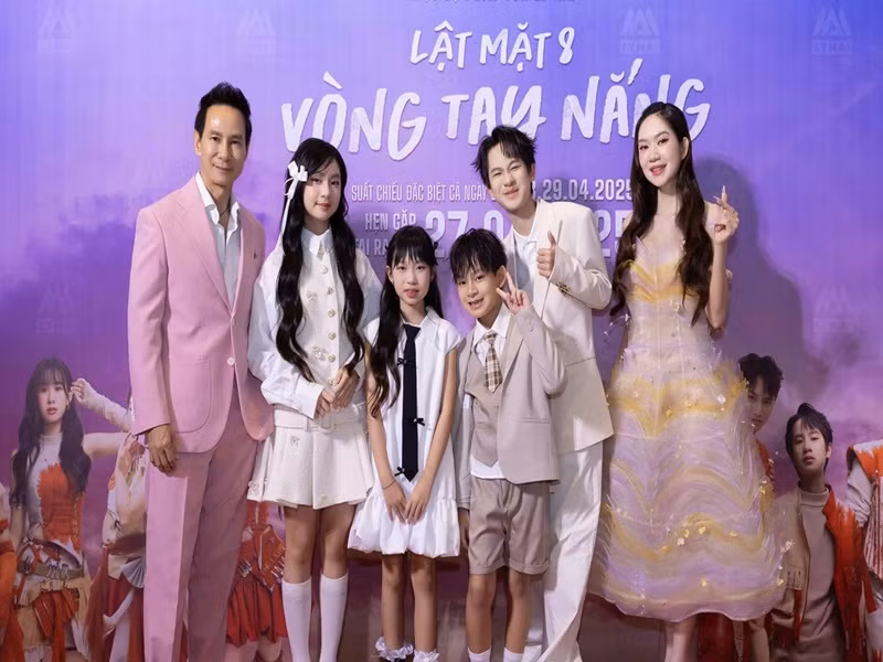 Lúc trước các bé đóng phim thường chỉ xuất hiện chớp nhoáng trong vài phút ngắn ngủi. Tuy nhiên trong các phần gần đây, thời lượng của các con Lý Hải được tăng lên, có nhiều thoại và khoảnh khắc cảm xúc hơn, thể hiện sự tiến bộ vượt bậc của các bé sau nhiều năm gắn bó cùng bố trên phim trường. Ảnh: FB Lý Hải - Minh Hà.