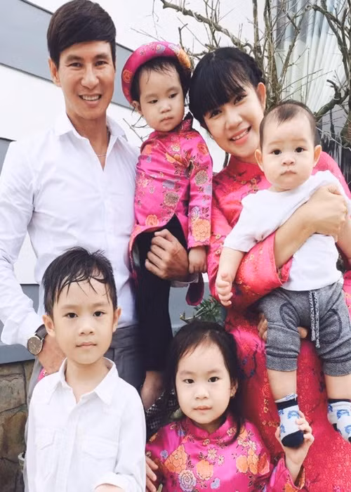 Lý Hải cho biết, khái niệm "rich kid" không tồn tại trong gia đình mình. Các con của nam đạo diễn không biết đến đồ hiệu, sản phẩm công nghệ đắt tiền. Vợ chồng Minh Hà thường mua trang phục và đồ chơi giá cả phải chăng cho các con. Ảnh: FB Lý Hải - Minh Hà.