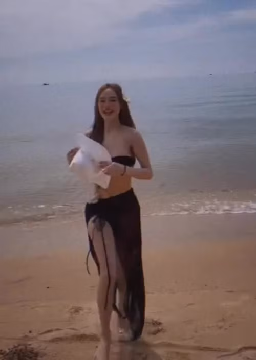 Nhã Phương kết hợp áo tắm hai mảnh với phụ kiện áo khoác và chân váy choàng xuyên thấu cùng tông màu đen. Ảnh: FB Nhã Phương.