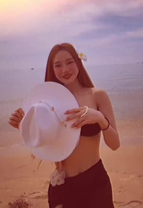 Vợ Trường Giang khoe thân hình thon gọn sau 2 lần sinh nở. Ảnh: FB Nhã Phương.