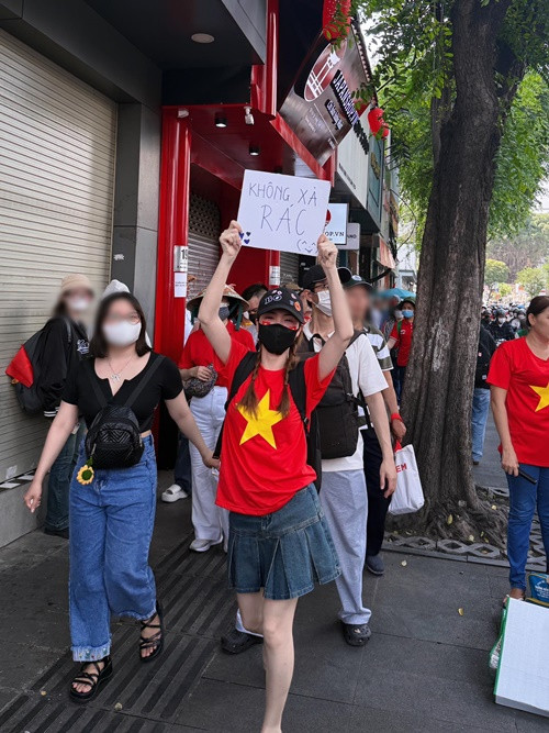 "Hy vọng mọi người xem diễu binh xong sẽ nhìn xuống dưới chân chỗ mình đứng, có rác thì nhặt luôn cho đỡ mệt các cô chú lao công, công nhân môi trường, lực lượng vũ trang phải gom vất vả ạ. Cần gì quan tâm đó là rác ai vứt ra, mỗi người 1 tay là sạch đẹp văn minh ạ", ca sĩ Hòa Minzy bày tỏ. Ảnh: FB Hòa Minzy.