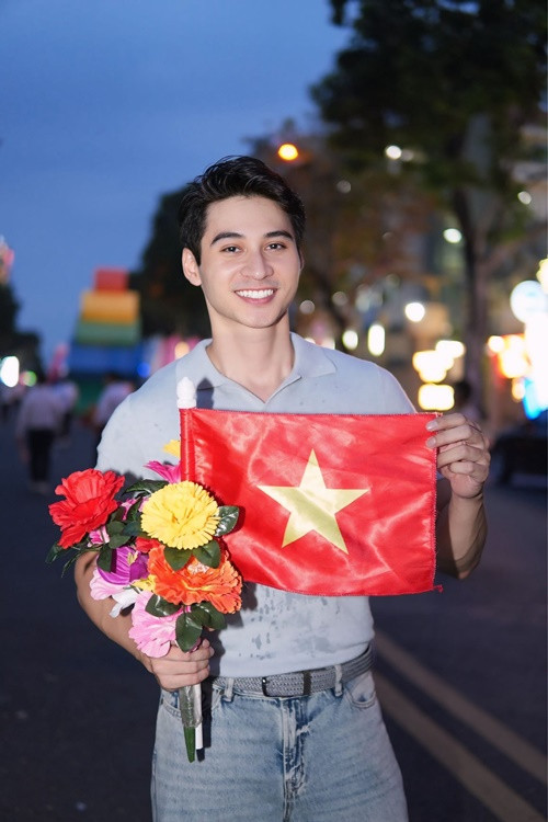 Phạm Tuấn Ngọc gửi lời kêu gọi đến tất cả các bạn trẻ và người dân hãy cùng anh giữ gìn vệ sinh môi trường trong đại lễ. "Khi tham gia xem diễu binh, diễu hành, mọi người nhớ đừng xả rác bừa bãi, cùng nhau thu gom rác và giữ cho thành phố mình luôn sạch đẹp nhé! Một hành động nhỏ nhưng góp phần lan tỏa ý thức lớn vì môi trường xanh sạch đẹp!", anh viết. Ảnh: FB Phạm Tuấn Ngọc.