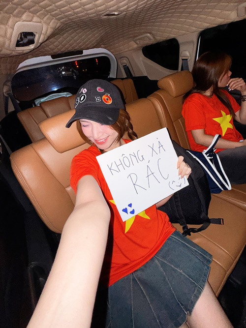 Trên trang cá nhân, Hòa Minzy chia sẻ hình ảnh cầm biển "Không xả rác" khi kêu mọi người bảo vệ môi trường khi xem diễu binh. Ảnh: FB Hòa Minzy.