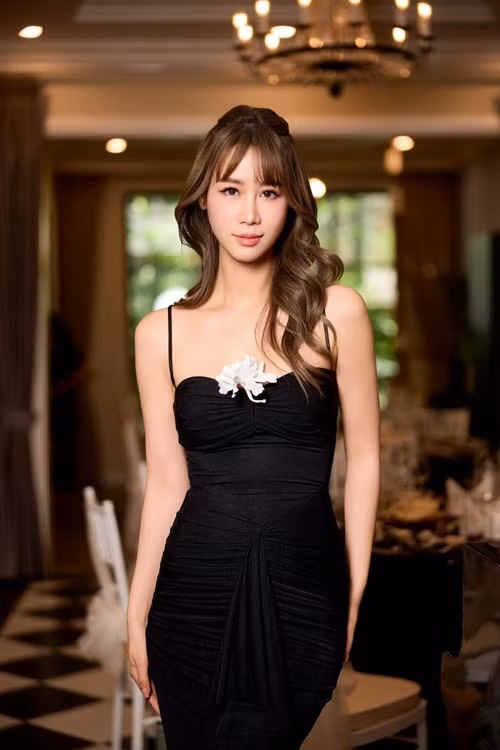 Sau sinh lần 2, Hoa hậu Phụ nữ Toàn thế giới 2018 vẫn trẻ đẹp.