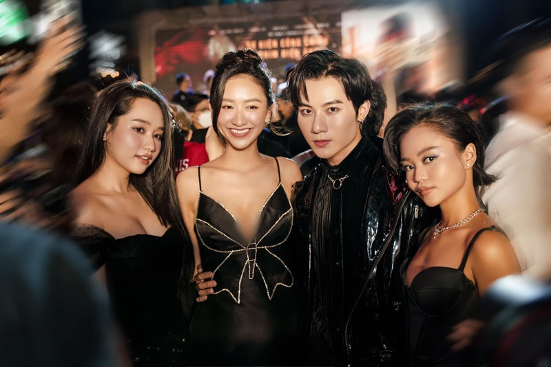 Trên trang cá nhân, Khánh Ly cho biết, cô từng học tại một học viện diễn xuất.