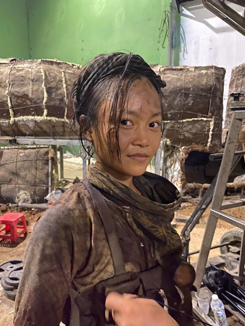 "Cấm chính thức đăng quang Miss Địa Đạo 2024 ! Kết thúc một chặng hành trình dài vào lúc 3h20. Cảm ơn vì tất cả những sự yêu thương, chân thành và tâm huyết của các cô/chú/anh/chị/em trong đoàn phim. Thật vinh hạnh khi là diễn viên cuối cùng của đoàn đóng vai trong trạng thái ướt nhẹp", Khánh Ly chia sẻ.