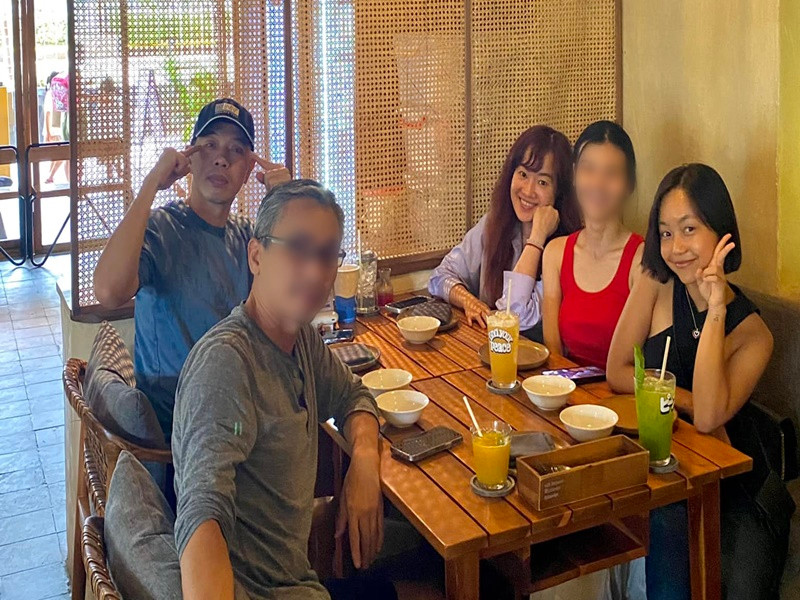 Khánh Ly khoe ảnh đi ăn uống cùng vợ chồng Thái Hòa.