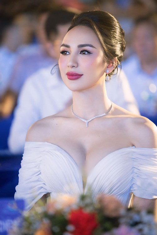 Ngọc Diễm làm mẹ năm 24 tuổi. Sau đó, cô một mình nuôi con gái. Về bố của con gái, Ngọc Diễm một mực giữ kín thông tin.