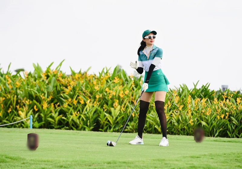 Nàng hậu thường xuyên du lịch, đi đánh golf.
