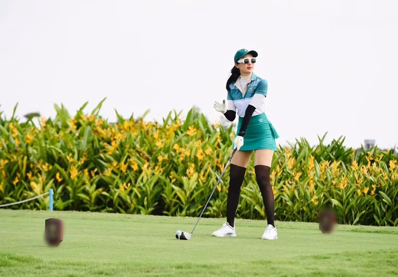Nàng hậu thường xuyên du lịch, đi đánh golf.