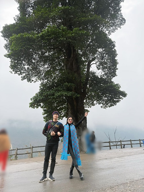 Nữ hoàng phòng trà có mặt ở Hà Giang để cổ vũ nửa kia tham gia giải chạy bộ vào tháng 2/2025.