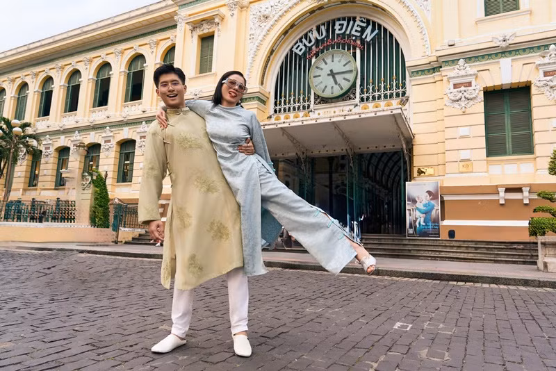 Ca sĩ Lệ Quyên xem Lâm Bảo Châu là bạn đời. "Người ta xa nhau, đôi khi không phải thiếu tình yêu, mà là thiếu tình bạn. Vì vậy, mình rất thích hai từ bạn đời", nữ ca sĩ cho biết.