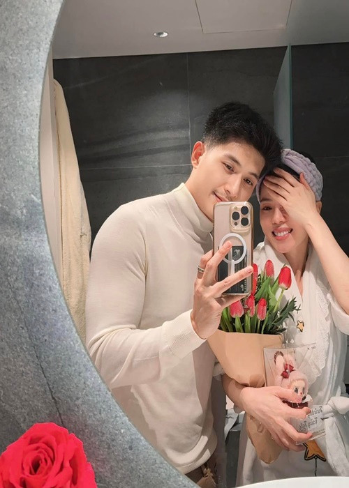 Món quà không thể thiếu của Lâm Bảo Châu dành cho Lệ Quyên là hoa tulip tượng trưng cho tình yêu hoàn hảo.