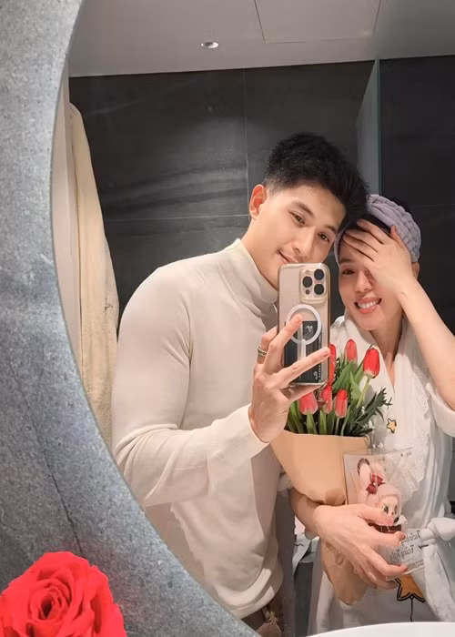 Món quà không thể thiếu của Lâm Bảo Châu dành cho Lệ Quyên là hoa tulip tượng trưng cho tình yêu hoàn hảo.
