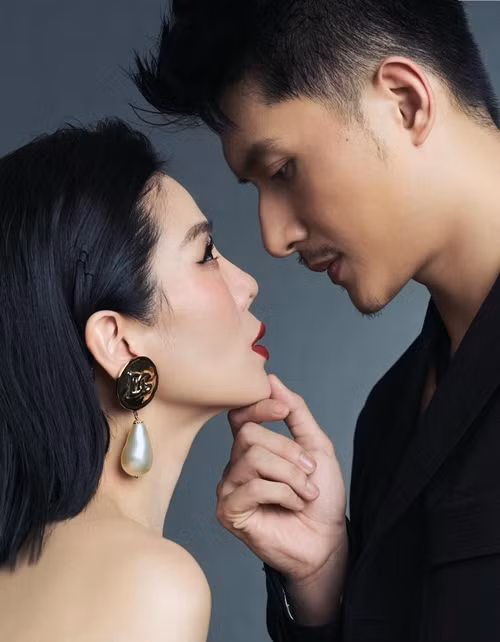 "Chúc cho cô nàng tuổi 30 luôn xinh đẹp và có được mọi điều hạnh phúc nhất! Hình như bạn thì càng ngày trẻ ra còn mình thì càng nhàu hơn. Mấy bữa ra đường người ta thường hay nói thế", nam người mẫu nhắn nhủ nửa kia của mình.