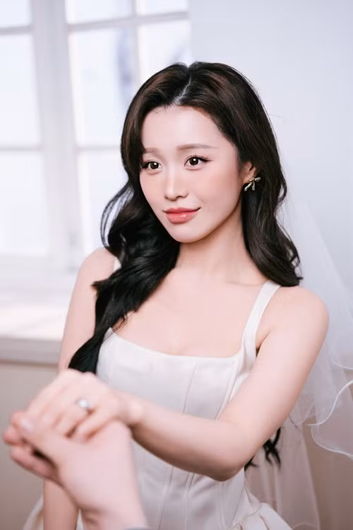 Trong 8 năm qua, Han Sara không tiết lộ về chuyện hẹn hò. Nữ ca sĩ cũng không vướng tin đồn tình cảm.