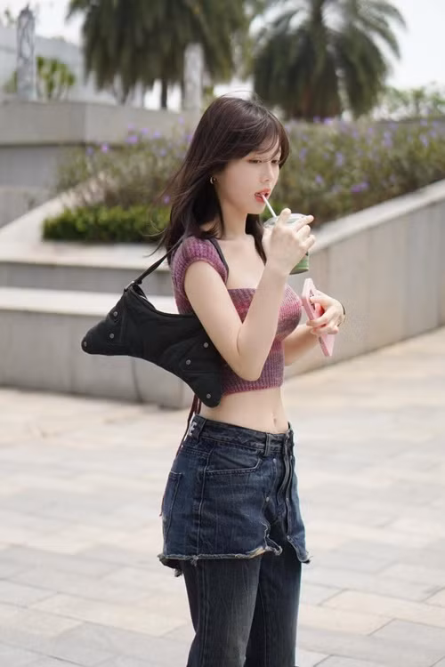 Để giảm cân, cô từ bỏ những món đồ ăn vặt như trà sữa, bánh ngọt. Ngoài ra, Han Sara thường xuyên tập cardio.