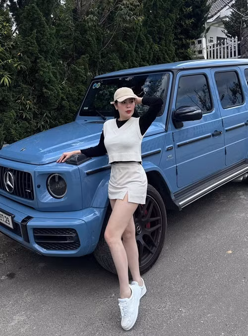 Những chiếc xe hơi của Phương Lê có giá lên đến hàng chục tỷ đồng. Ảnh: FB Phương Lê.