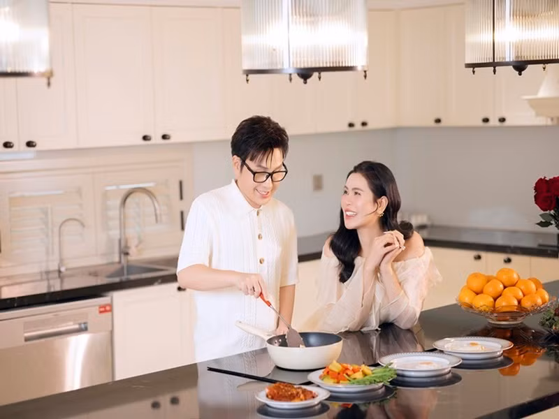 Vũ Luân vào bếp nấu ăn cho vợ. Ảnh: NVCC.