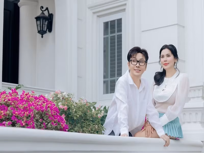 Biệt thự của Phương Lê - Vũ Luân mang tông màu trắng, tọa lạc tại một vị trí đắc địa với diện tích lên đến 600 m2. Ngôi nhà 5 tầng này đầy đủ tiện nghi cao cấp. Dàn siêu xe của vợ chồng Phương Lê được trưng bày ngay trong gara nhà. Ảnh: NVCC.