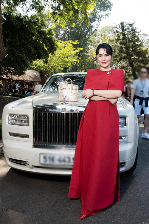 Phương Lê thường xuyên đi xe sang tham gia các sự kiện. Ảnh: FB Phương Lê.