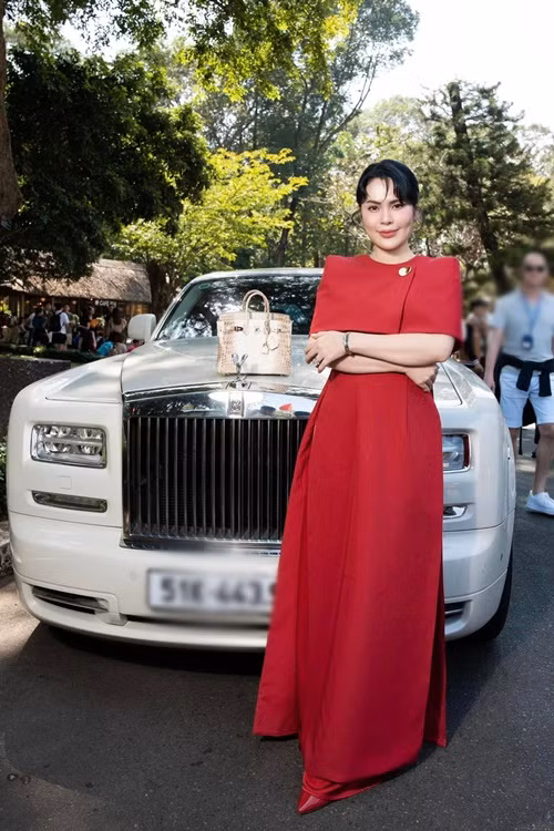 Phương Lê thường xuyên đi xe sang tham gia các sự kiện. Ảnh: FB Phương Lê.