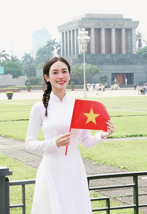 Ảnh diện áo dài mừng đại lễ của Vũ Thúy Quỳnh cũng gây chú ý. Ảnh: FB Vũ Thúy Quỳnh.