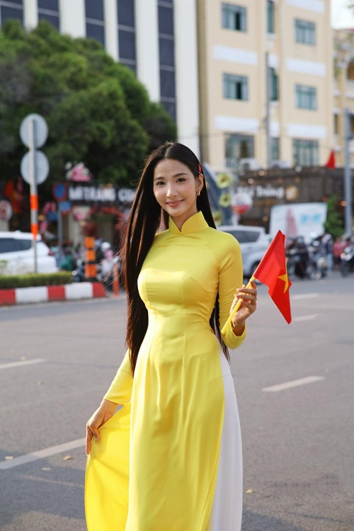 Hoàng Thùy cảm thấy may mắn, hạnh phúc khi được hòa mình vào đại lễ 30/4. Cô diện áo dài tông vàng khi xuống phố. Ảnh: FB Hoàng Thùy.
