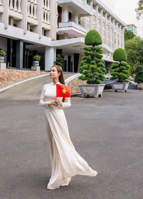 Hoàng Thùy Linh cũng khoe vẻ thướt tha trong tà áo dài. Ảnh: FB Hoàng Thùy Linh.