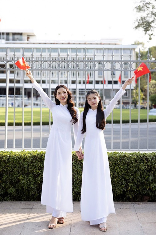 Phương Trinh Jolie chụp ảnh áo dài cùng con gái đầu lòng. Ảnh: FB Phương Trinh Jolie.