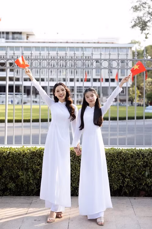 Phương Trinh Jolie chụp ảnh áo dài cùng con gái đầu lòng. Ảnh: FB Phương Trinh Jolie.