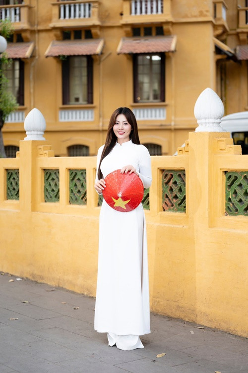 Thanh Hương đẹp không tỳ vết dưới ống kính của nhiếp ảnh gia chuyên nghiệp khi diện áo dài. Ảnh: FB Thanh Hương.