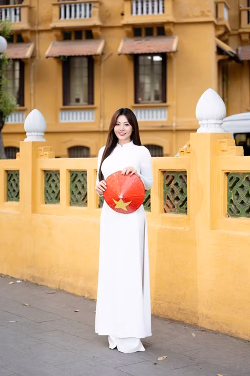 Thanh Hương đẹp không tỳ vết dưới ống kính của nhiếp ảnh gia chuyên nghiệp khi diện áo dài. Ảnh: FB Thanh Hương.