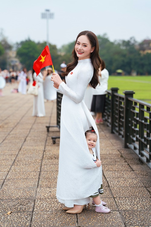 Lan Phương diện áo dài, chụp ảnh mừng Lễ kỷ niệm 50 năm Ngày Giải phóng miền Nam, thống nhất đất nước (30/4/1975-30/4/2025). Ảnh: FB Lan Phương.