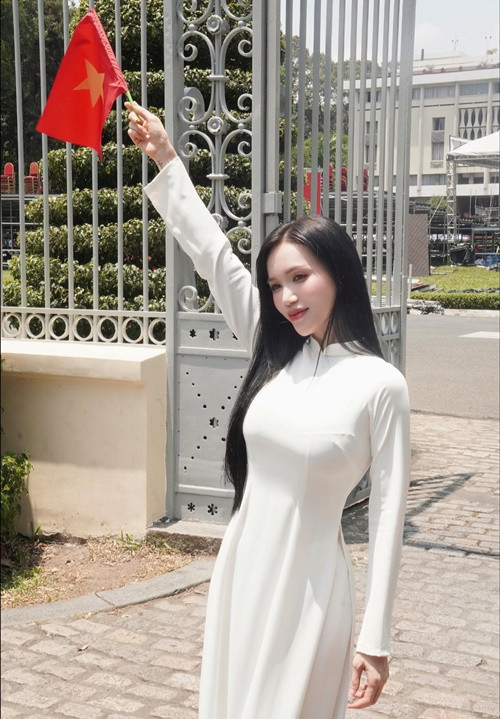 Sĩ Thanh chụp ảnh tại một số địa điểm ở TP HCM khi diện áo dài. Ảnh: FB Sĩ Thanh.