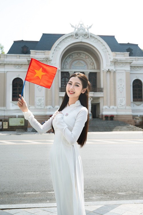 Hoa hậu Quế Anh khoe vẻ rạng ngời trong trang phục áo dài. Ảnh: FB Quế Anh.