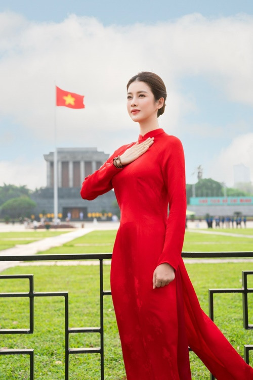 Trình Mỹ Duyên cũng diện áo dài, thực hiện bộ ảnh nghệ thuật hướng đến Lễ kỷ niệm 50 năm Ngày Giải phóng miền Nam, thống nhất đất nước. Ảnh: FB Trình Mỹ Duyên.