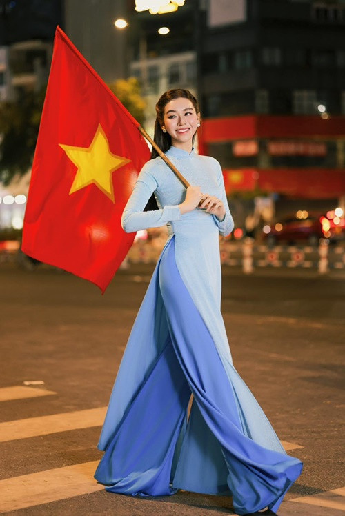 Á hậu Tường San thực hiện bộ ảnh áo dài chào mừng đại lễ 30/4. Cô viết trên trang cá nhân: “Hòa bình thật đẹp phải không mọi người? Giá trị mà người trẻ như San nhận được và cảm thấy vô cùng tự hào đó là nhận thấy tinh thần yêu nước đang hiện diện bên trong mỗi người chúng ta. Ai ai cũng hướng về đại lễ. Đây có lẽ là dịp để mỗi người trẻ chúng ta ôn lại lịch sử hào hùng và thể hiện lòng biết ơn với những bậc cha anh đi trước”. Ảnh: FB Tường San.