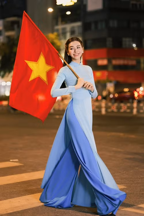 Á hậu Tường San thực hiện bộ ảnh áo dài chào mừng đại lễ 30/4. Cô viết trên trang cá nhân: “Hòa bình thật đẹp phải không mọi người? Giá trị mà người trẻ như San nhận được và cảm thấy vô cùng tự hào đó là nhận thấy tinh thần yêu nước đang hiện diện bên trong mỗi người chúng ta. Ai ai cũng hướng về đại lễ. Đây có lẽ là dịp để mỗi người trẻ chúng ta ôn lại lịch sử hào hùng và thể hiện lòng biết ơn với những bậc cha anh đi trước”. Ảnh: FB Tường San.
