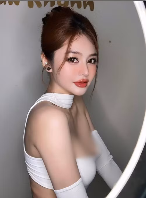 8 năm qua, nữ người mẫu tập trung kinh doanh. Ảnh: FB Linh Chi.