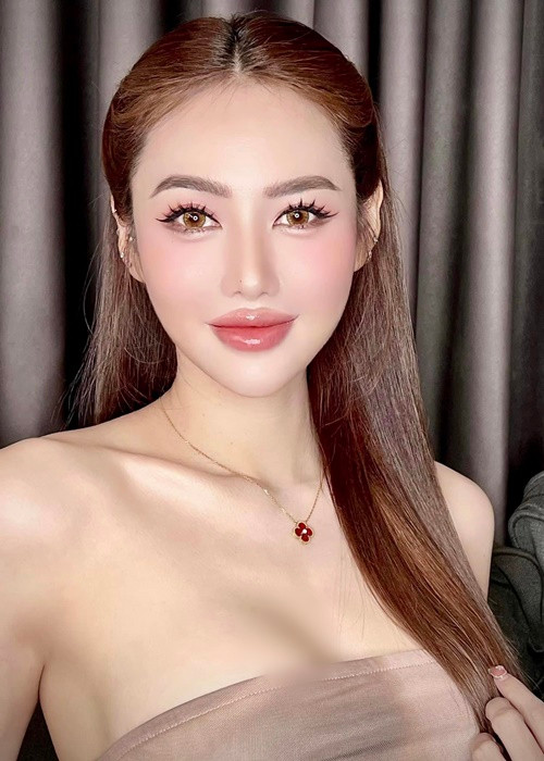 "Gà cưng" một thời của Khắc Tiệp ăn mặc táo bạo, chuộng lối trang điểm đậm. Ảnh: FB Linh Chi.