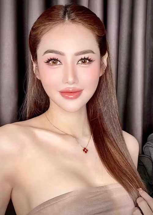 "Gà cưng" một thời của Khắc Tiệp ăn mặc táo bạo, chuộng lối trang điểm đậm. Ảnh: FB Linh Chi.