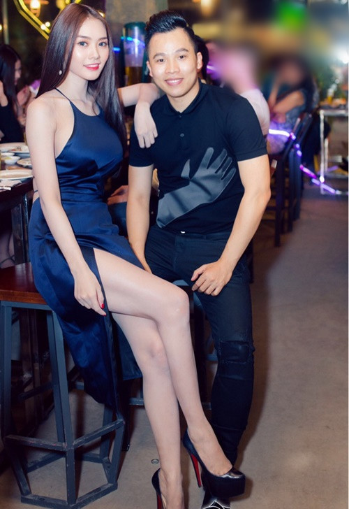 Đầu năm 2019, rộ tin đồn Linh Chi và Khắc Tiệp “cạch mặt” khi người đẹp không xuất hiện trong Đêm hội chân dài 12 của ông bầu. Năm 2021, Linh Chi bất ngờ đăng ảnh chụp cùng Khắc Tiệp và viết: "Kỷ niệm là thứ quý giá nhất. Không phải vì nó đẹp hay không đẹp. Mà vì nó đã qua rồi thì sẽ không bao giờ tìm lại được". Ảnh: Gia Đình Việt Nam.