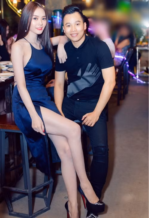 Đầu năm 2019, rộ tin đồn Linh Chi và Khắc Tiệp “cạch mặt” khi người đẹp không xuất hiện trong Đêm hội chân dài 12 của ông bầu. Năm 2021, Linh Chi bất ngờ đăng ảnh chụp cùng Khắc Tiệp và viết: "Kỷ niệm là thứ quý giá nhất. Không phải vì nó đẹp hay không đẹp. Mà vì nó đã qua rồi thì sẽ không bao giờ tìm lại được". Ảnh: Gia Đình Việt Nam.